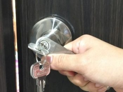 Khóa cửa bị kẹt, phải làm sao? Dịch vụ nào có thể hỗ trợ khi khóa cửa kẹt?