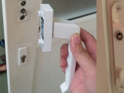 Mẹo tự sửa khóa cửa nhựa lõi thép đơn giản tại nhà